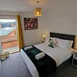 Modern Apartment, Sleeps 6, Belfast City Centre